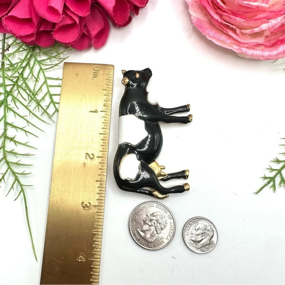 VINTAGE⚜️RARE AJC Black & White Enameled Cow Brooch